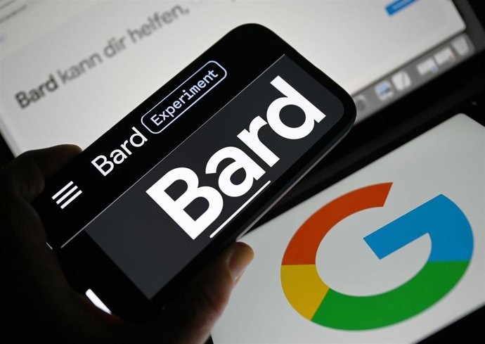 Archivo - ILLUSTRATION - 13 July 2023, Hesse, Frankfurt_Main: The word "Bard" can be seen on the display of a smartphone in front of two Google logos. 