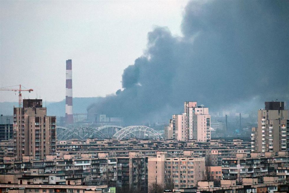 Archivo - Columna de humo en Kiev (Ucrania) tras un ataque ruso