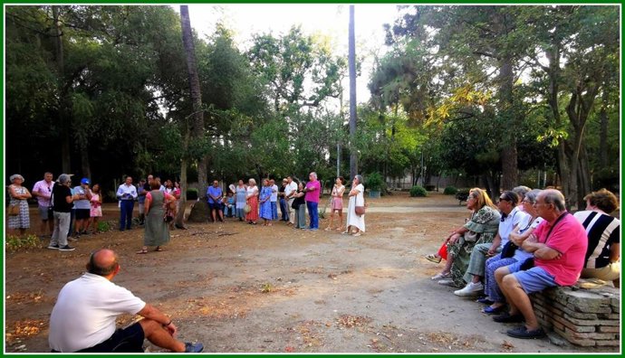 El delegado de Parques y Jardínes de Algeciras, Angel Martínez, en la visita guiada del aula universitaria de mayores Julia Traducta al Parque de las Acacias.