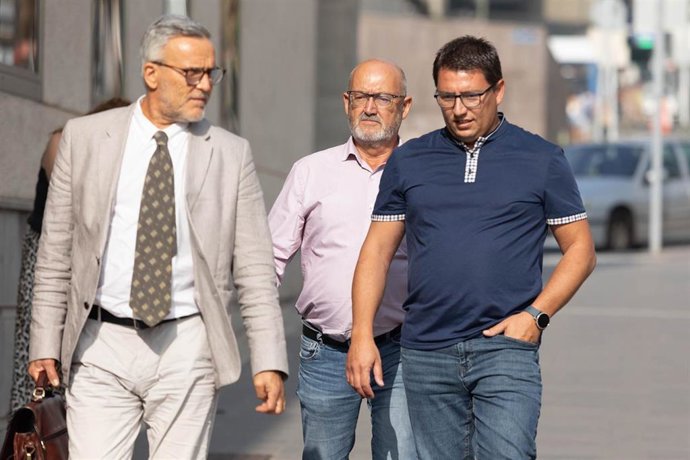 Archivo - El ex diputado del PSOE Juan Bernardo Fuentes Curbelo, alias 'Tito Berni' (c) y su abogado (d), a su llegada a declarar al Juzgado de Instrucción Número 4 de Santa Cruz de Tenerife, a 29 de junio de 2023, en Santa Cruz de Tenerife, Tenerife, C