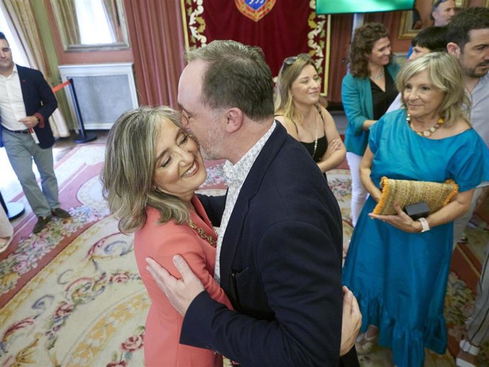 Archivo - El presidente de UPN, Javier Esparza, felicita a Cristina Ibarrola despues de ser proclamada Alcaldesa de Pamplona, a 17 de junio de 2023, en Pamplona, Navarra (España). 