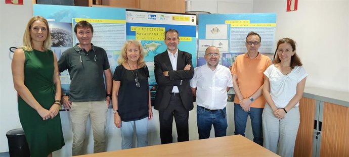 El secretario autonómico de Innovación y Sociedad Digital, Antoni Carmona, en el centro, junto con los investigadores