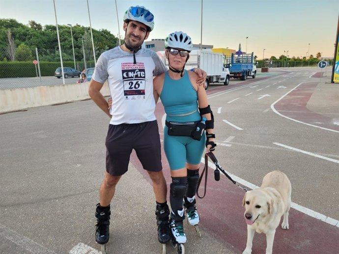 Paula Pascual con su entrenador Luis Egea y el perro labrador Laly