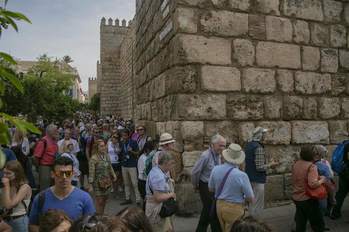 Archivo - Turistas hacen largas colas para entrar en el Real Alcázar, en foto de archivo.