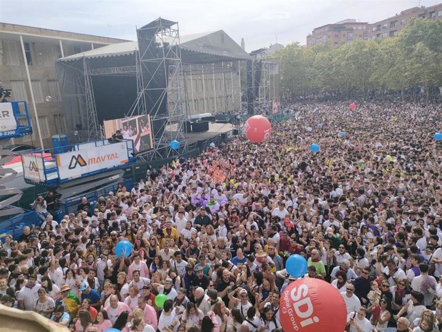 Miles de personas en la plaza del ayuntamiento de Logroño durante el lanzamiento del cohete con el que se inician las fiestas de San Mateo y 66ª Vendimia Riojana, en la plaza del Ayuntamiento, a 16 de septiembre de 2023, en Logroño, La Rioja (España). 