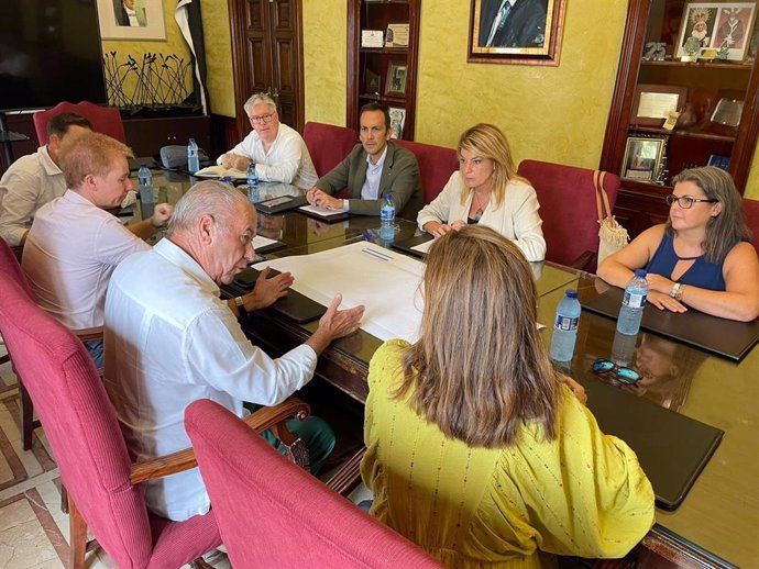 Reunión de la alcaldesa de Huelva con el presidente del Consejo de Hermandades y Cofradías.