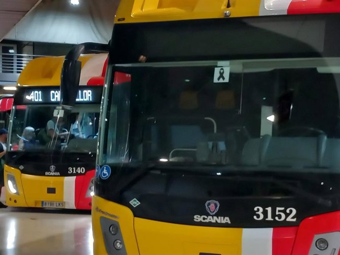 Los autobuses del TIB en Mallorca lucen un lazo negro en señal de duelo por el trabajador fallecido este viernes