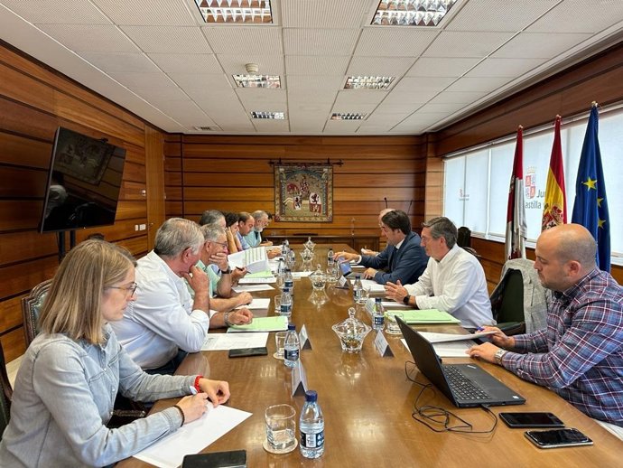 El consejero de Medio Ambiente, Vivienda y Ordenación del Territorio, Juan Carlos Suárez-Quiñones, ha mantenido una reunión con representantes de las OPAS