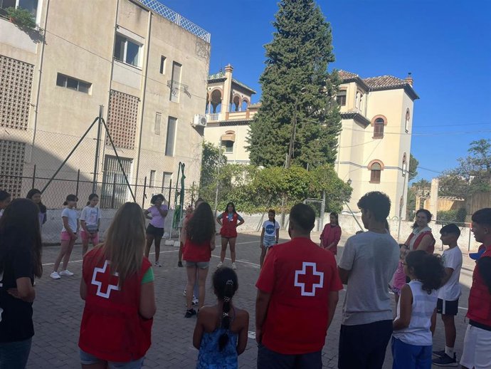 Más de cien menores de Granada han participado en el campamento de verano de Cruz Roja y Emasagra.
