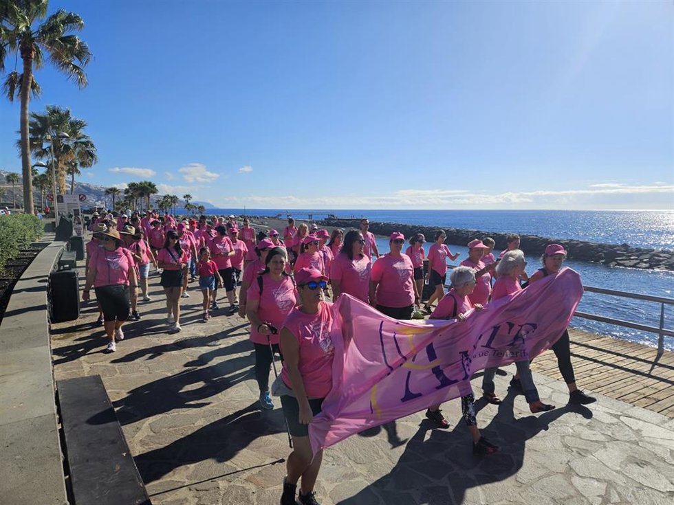 Más un centenar de personas han participado este sábado, 16 de septiembre, en la Marcha por Ellas Solidaria organizada por la Asociación de Cáncer de Mama de Tenerife (Ámate), Asociación Española Contra el Cáncer (AECC) y el Ayuntamiento de Candelaria.