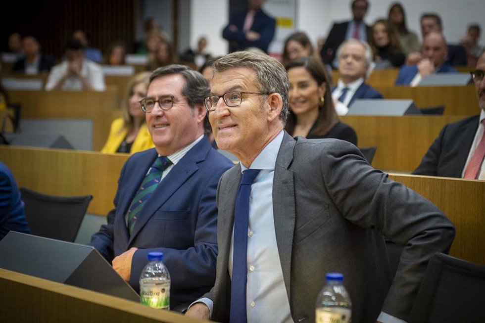 Archivo - El presidente del PP, Alberto Núñez Feijóo (d), y el presidente de la CEOE, Antonio Garamendi (i)