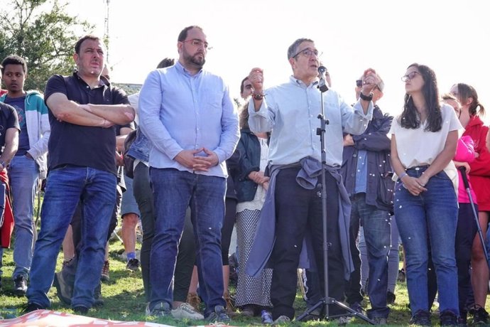 El El portavoz del Grupo Parlamentario Socialista en el Congreso, Patxi López, junto al secretario general de la FSA-PSOE, Adrián Barbón, en el acto de Pozu Funeres.