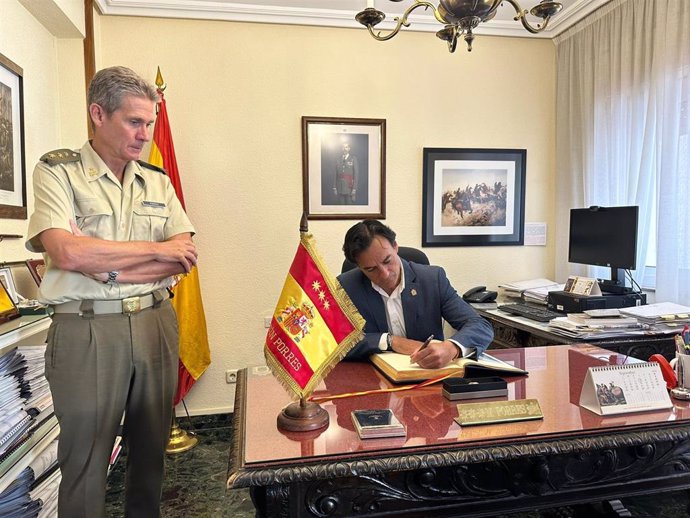 El alcalde firma en el Libro de Honor de la Subdelegación de Defensa, en presencia del subdelegado.