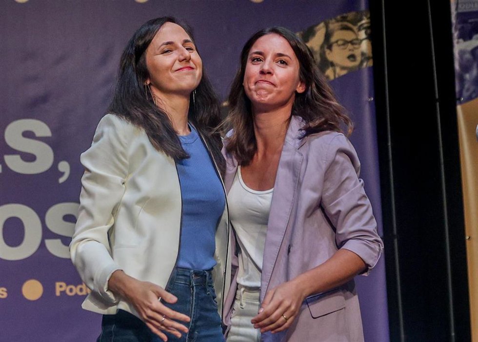 La secretaria general de Podemos, Ione Belarra, y la ministra de Igualdad en funciones, Irene Montero, conversan durante un acto de Podemos, en el Teatro Fernando de Rojas, CBA, a 16 de septiembre de 2023, en Madrid (España). E