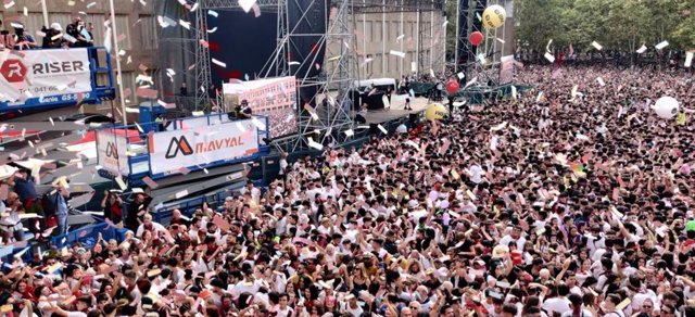 Miles de personas en la plaza del ayuntamiento de Logroño durante el lanzamiento del cohete con el que se inician las fiestas de San Mateo y 66ª Vendimia Riojana, en la plaza del Ayuntamiento, a 16 de septiembre de 2023, en Logroño, La Rioja (España). 
