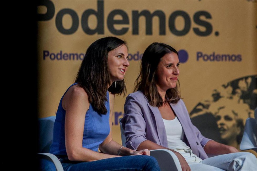 La secretaria general de Podemos Ione Belarra, y la ministra de Igualdad en funciones, Irene Montero, durante un acto de Podemos, en el Teatro Fernando de Rojas, CBA, a 16 de septiembre de 2023, en Madrid (España).