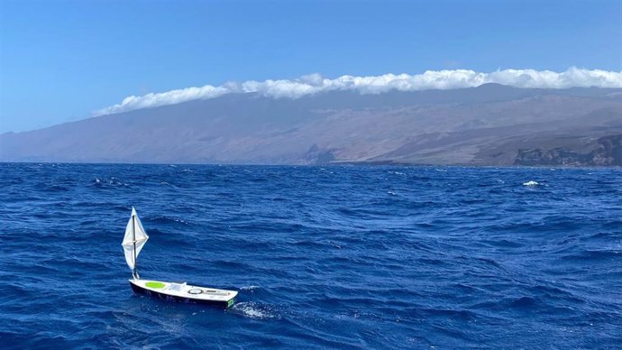 Bote educativo a vela 'El Hierro-Mar Salitre y Lava', del IES Garoé y y de la Plataforma Oceánica de Canarias (PLOCAN)