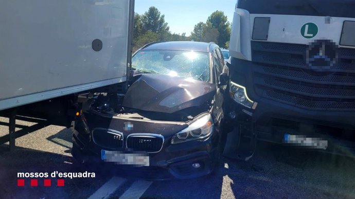 El vehicle robat entre dos camions després de collisionar