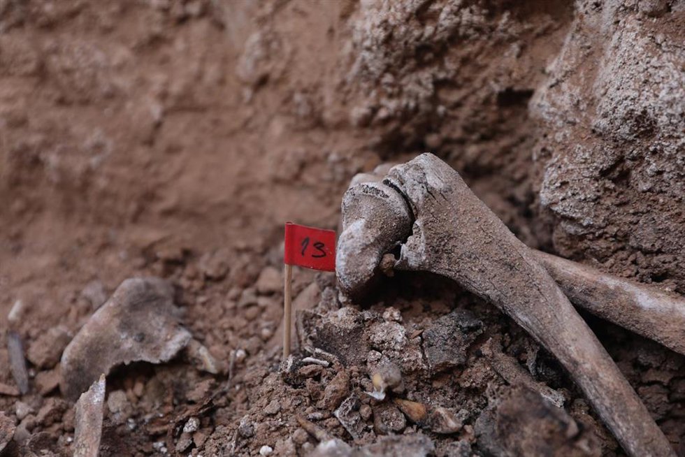 Archivo - Varios huesos encontrados durante la excavación de una fosa de la guerra civil en el cementerio de Belchite, a 4 de julio de 2022, en Belchite, Zaragoza, Aragón (España).
