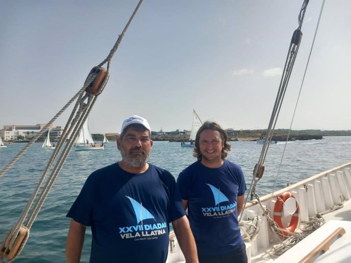 El vicepresidente segundo y conseller insular de Medio Ambiente, Pedro Bestard, acompañado del director insular de Medio Ambiente, Luis Rubí navega a bordo de la Balear