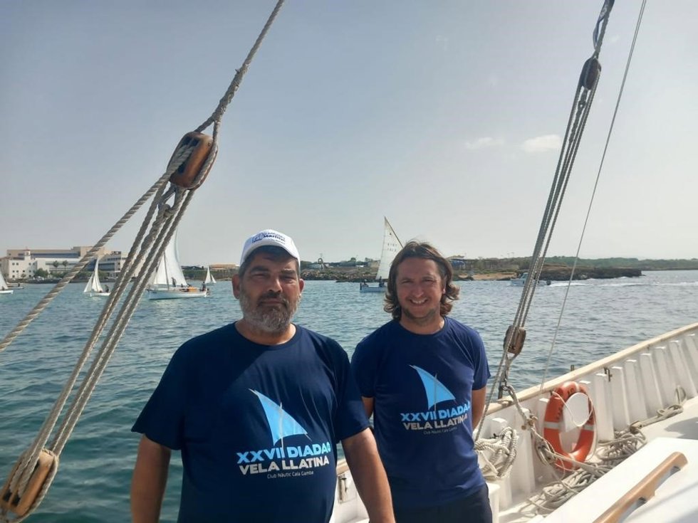 El vicepresidente segundo y conseller insular de Medio Ambiente, Pedro Bestard, acompañado del director insular de Medio Ambiente, Luis Rubí navega a bordo de la Balear
