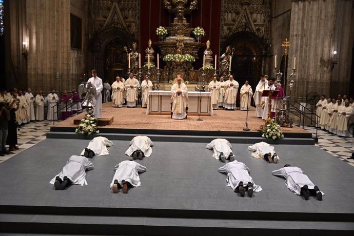 El arzobispo preside la ceremonia de ordenación de cuatro sacerdotes y cuatro diáconos en la nave del Crucero de la Catedral.