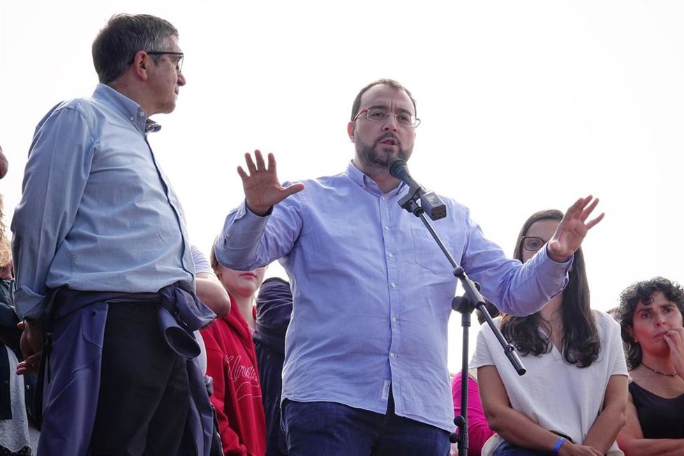 El presidente del Principado de Asturias y secretario general de la Federación Socialista Asturiana (FSA-PSOE), Adrián Barbón en el Pozu Funeres