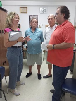 La concejal de Barrios, Maribel López, se reúne con vecinos.