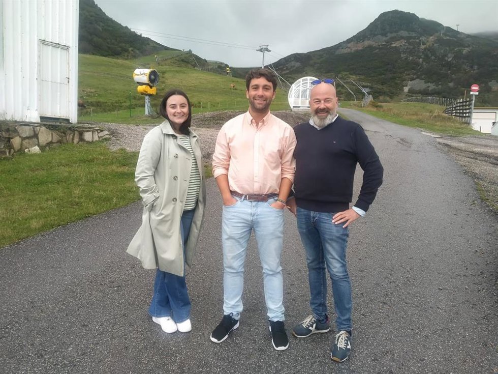 El diputado del PP Andrés Ruiz (en el centro) visita la estación invernal de Valgrande-Pajares.