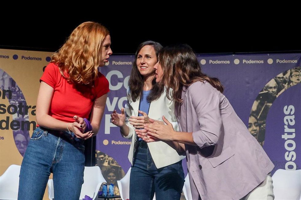 (I-D) La secretaria Organización de Podemos y secretaria de Estado de Agenda 2030, Lilith Verstrynge; la secretaria general de Podemos y ministra de Derechos Sociales y Agenda 2030 en funciones, Ione Belarra; y la ministra de Igualdad en funciones, Iren