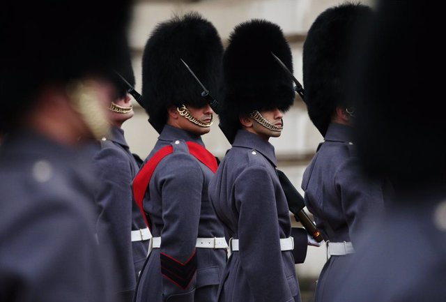 Archivo - 27 December 2019, England, London: Soldiers of the 1st Battalion of Welsh Guards carry out a guard change in the forecourt of Buckingham Palace. Photo: Jonathan Brady/PA Wire/dpa