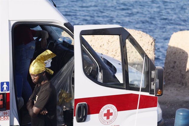 Foto Cecilia Fabiano /LaPresse   16&#x2013; 9&#x2014; 2023&#x2014;Lampedusa  &#x2014; Italia &#x2014; Migranti, emergenza umanitaria nell&#x2019;isola di , Lampedusa, sbarchi nella mattina al molo Favaloro    &#x2014; Nella Foto : lo sbarco .September 16,