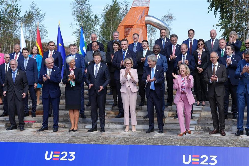 Foto de familia de los asistentes tras la reunión informal de ministros de economía en el marco de la Presidencia de España del Consejo de Unión Europea, a 15 de septiembre de 2023, en Santiago de Compostela, A Coruña, Galicia (España).