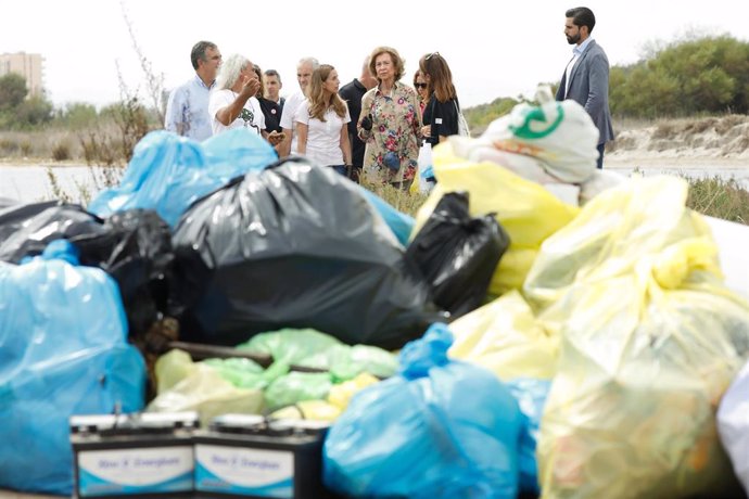 La Reina Doña Sofía participa en la campaña 1m2, por las playas y los mares, una iniciativa organizada por el Proyecto Libera de SEO/Birdlife, en alianza con Ecoembes. En el Mar Menor