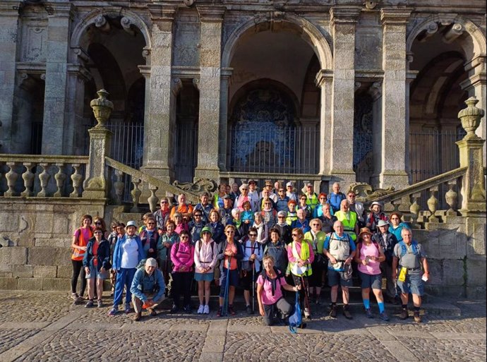 Visita de representantes de la Asociación de Amigos del Camino de Santiago en Navarra a la Catedral de Oporto en el último viaje de verano.