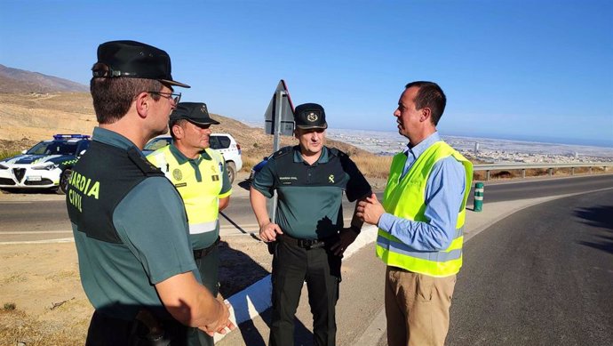 Visita del subdelegado del Gobierno en Almería, José María Martín, a las Fuerzas y Cuerpos de Seguridad que preparan la subida al Cristo de la Luz de Dalías.