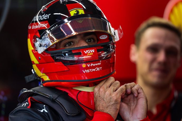 SAINZ Carlos (spa), Scuderia Ferrari SF-23, portrait, during the 2023 Formula 1 Singapore Airlines Singapore Grand Prix, 15th round of the 2023 Formula One World Championship from September 15 to 17, 2023 on the Marina Bay Street Circuit, in Singapore -