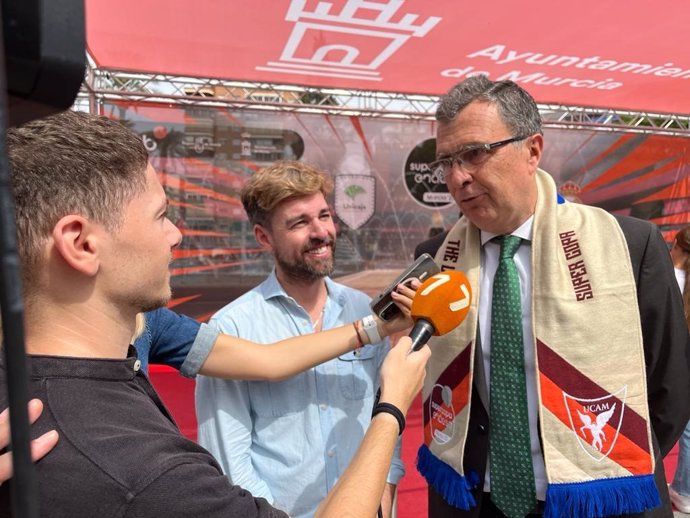 El alcalde de Murcia visita la Fan Zone