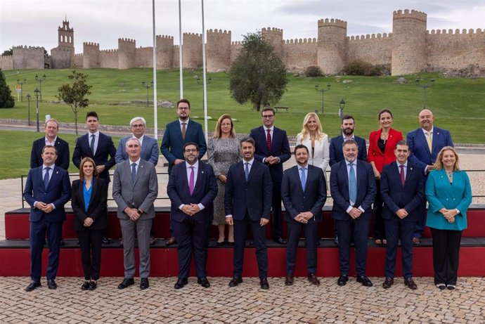 Foto de familia de los alcaldes y alcaldesas de las Ciudades Patrimonio de la Humanidad de España ante la monumental Muralla de Ávila