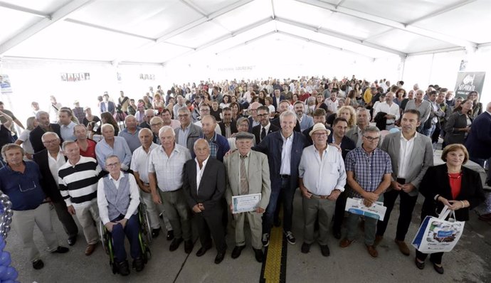 El presidente de la Xunta, Alfonso Rueda, asiste a la celebración del centenario de la Cofradía de Pescadores San Andrés de Portosín, en Porto do Son (A Coruña).