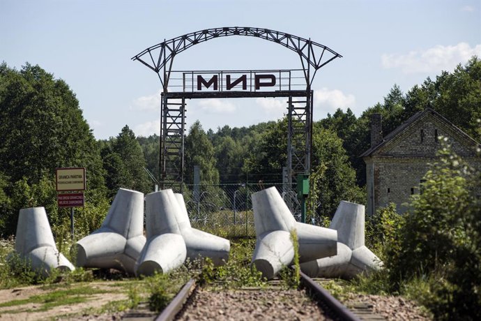 Archivo - August 12, 2023, Jarylowka, Podlaskie, Poland: A closed Polish-Belarusian railway border crossing gate is seen in Gobiaty, Poland. The word written in Cyrillic (Mir) means ''Peace''. The head of the Ministry of Defense, Mariusz Blaszczak, seen