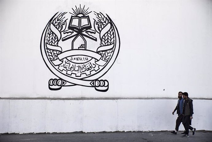 Archivo - Emblema talibán en Kabul