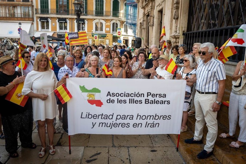 La Asociación Persa de Baleares organiza un acto en el aniversario de la muerte de Mahsa Amini. La consellera de Familias y Asuntos Sociales, Catalina Cirer, entre otras autoridades, acude al acto