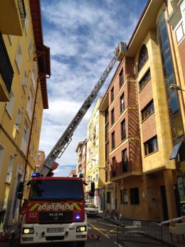 Bomberos intervinen en la fachada de un edificio en Santoña