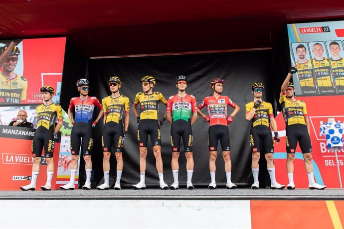 El ciclista líder de la carrera, Sepp Kuss, junto a los miembros de su equipo Jumbo Visma durante la presentación de equipos previa a la etapa de montaña entre Manzanares el Real y Guadarrama de la Vuelta ciclista a España 2023, a 16 de septiembre de 20