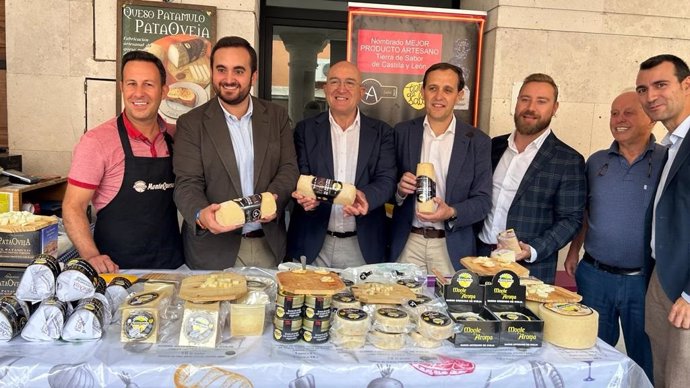 Carnero resalta la "importancia" agroalimentaria de Valladolid en la inauguración del XII Mercado del Queso de Villalón
