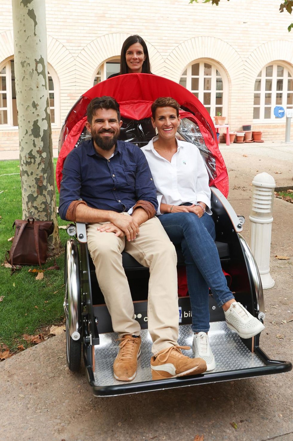 Abel del Rey, presidente de Recicleta Ribera (i) y la presidenta del Gobierno de Navarra, María Chivite (d), en una 'yayacleta' durante la presentación de la iniciativa 'En Bici sin Edad'