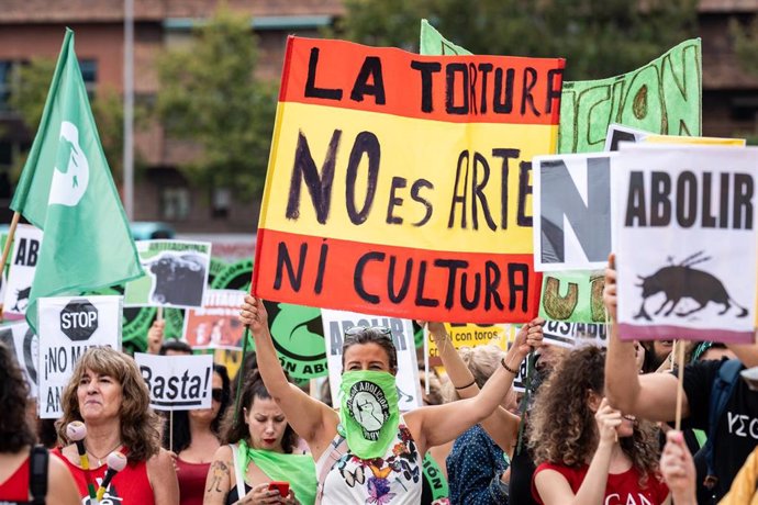 Decenas de personas participan, con pancartas, en una manifestación antitaurina, en las inmediaciones de la plaza de toros de las Ventas, a 16 de septiembre de 2023, en Madrid (España). 