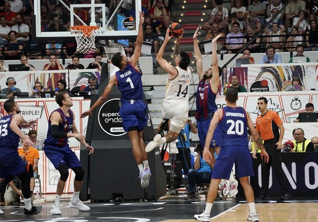 El alero bosnio Dzanan Musa intenta un lanzamiento a canasta en el Barça-Real Madrid de la Supercopa Endesa 2023