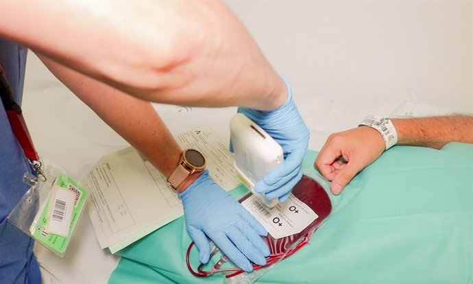 Archivo - Extracción de sangre para la realización de un trasplante de médula